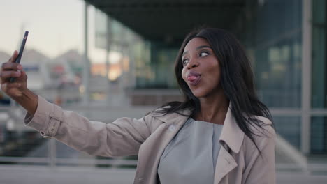 Retrato-De-Mujer-Afroamericana-Ejecutiva-De-Negocios-Publicando-Tomando-Selfie-En-La-Ciudad