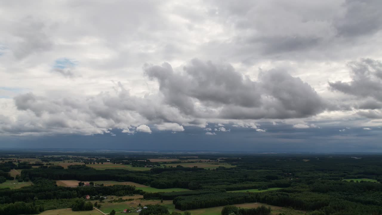 nubes de tormenta oscuras y blancas se mueven a través del cielo, los lapsos de tiempo