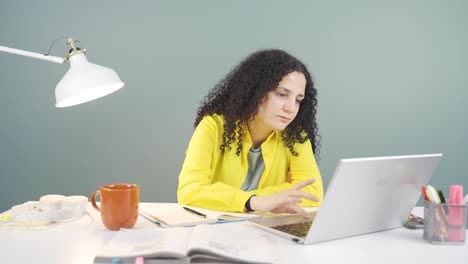 Eine-Junge-Frau,-Die-Auf-Einen-Laptop-Schaut,-Ist-Unmotiviert-Und-Gelangweilt.