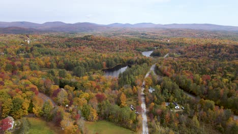 Autumn-Concept---Colorful-Vibrant-Leaves-on-Trees-in-New-England