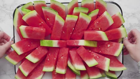 pequeñas rebanadas de sandía roja sin semillas en la bandeja para la fiesta.