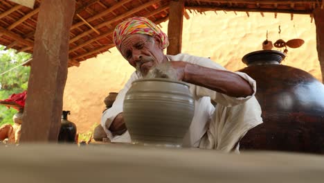 el alfarero en el trabajo hace platos de cerámica. india, rajasthan.