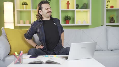 hombre de negocios independiente trabajando cansado y agotado.