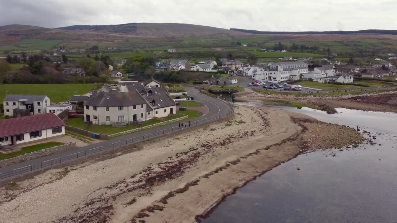 Vista aerea della cittadina scozzese di Blackwaterfoot sull'Isola di Arran in una giornata coperta, Scozia