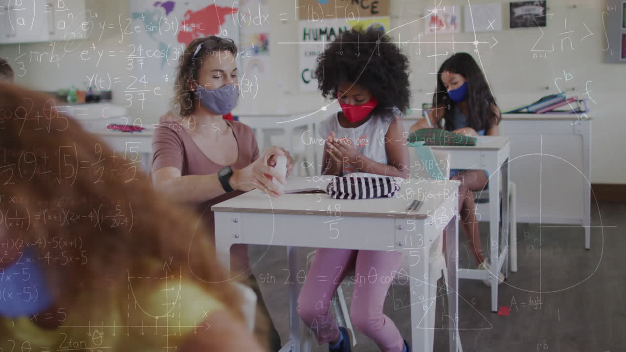 얼굴 마스크를 착용한 다양한 학교 어린이와 교사를 대상으로 수학 방정식의 애니메이션