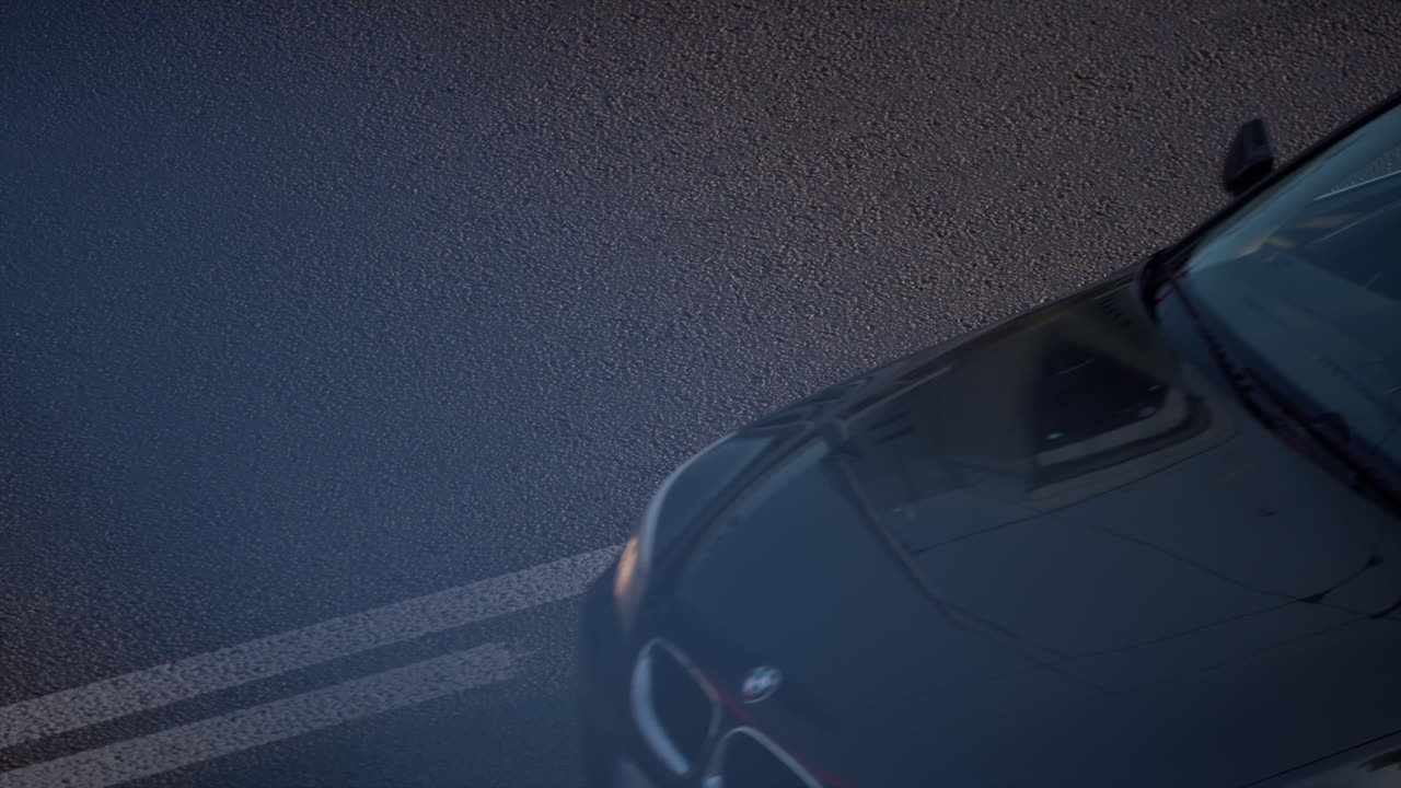 varios coches conducen por la carretera disparados por drones.