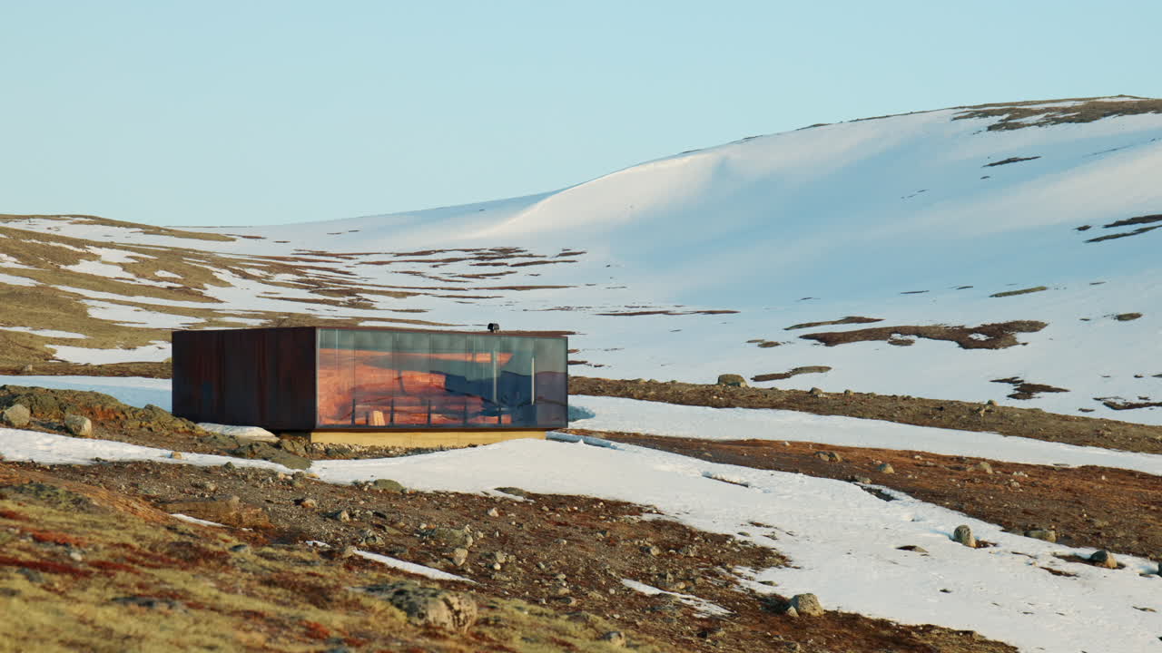 Snøhetta bjergudsigtspunkt uden mennesker i Norge ved solnedgangsglød; parallakse