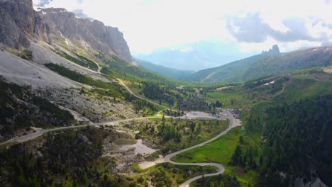 paso de falzarego - paso de montaña que conecta agordo con cortina d'ampezzo en belluno, italia