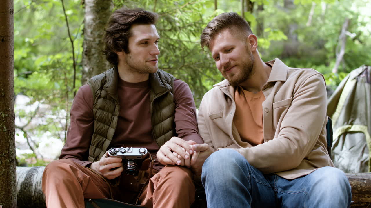 자연을 즐기는 게이 커플