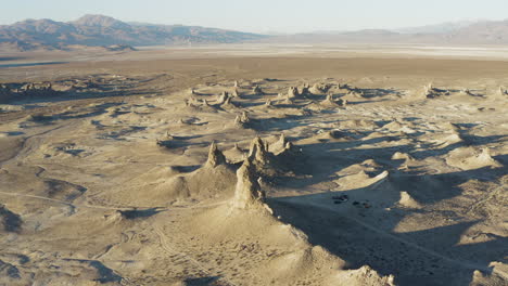 Langsame-Luftaufnahme,-Die-Die-Trona-Spitzen-Im-Searles-Lake-Becken-Enthüllt