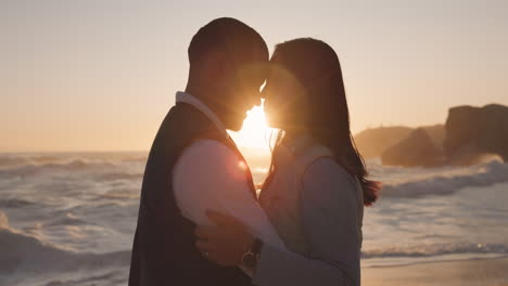 en la playa, pareja al atardecer