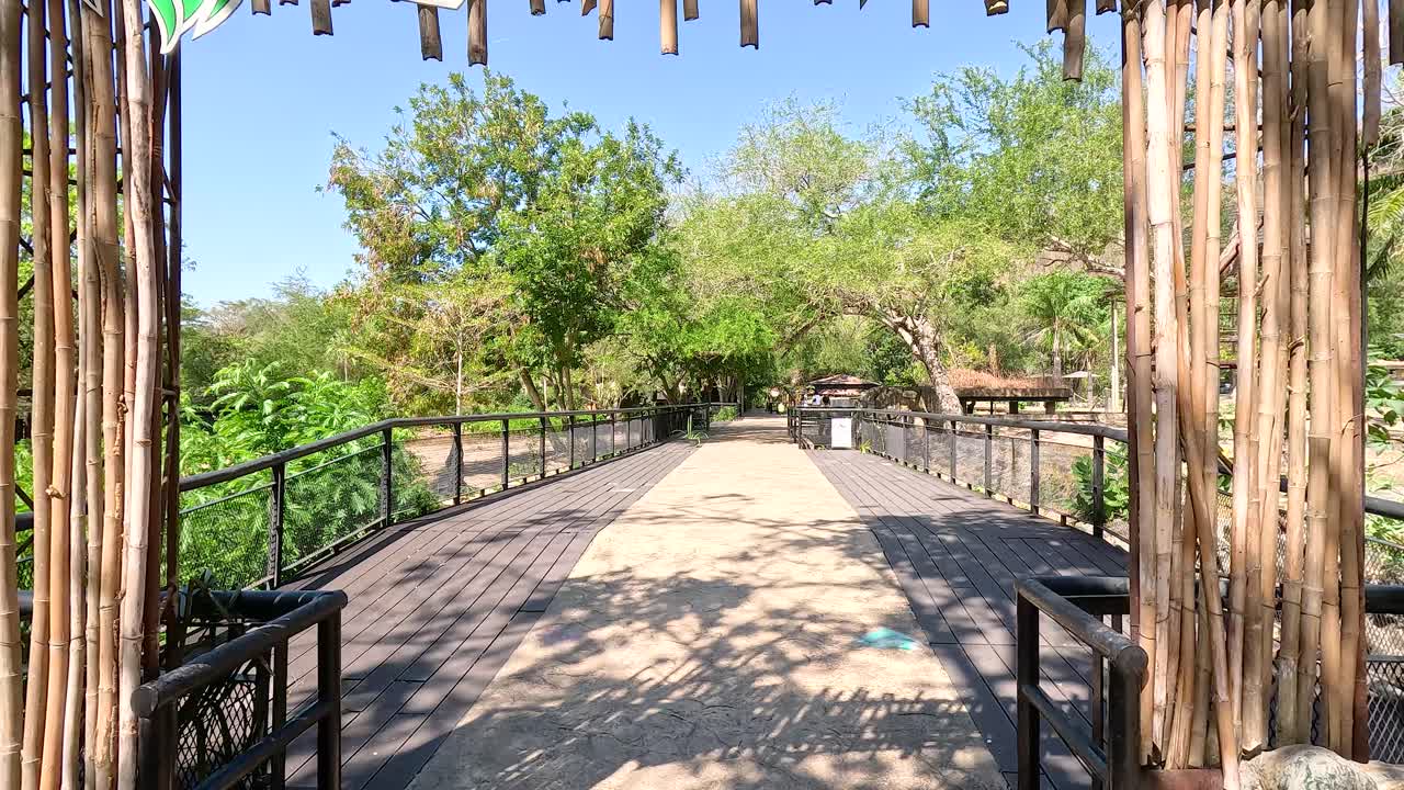 동물원 입구 를 가로질러 경치 좋은 산책