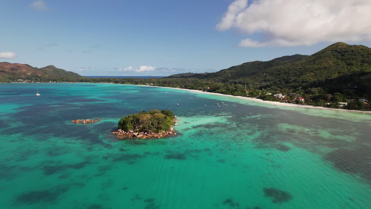isla frente a la playa de anse volbert en las seychelles