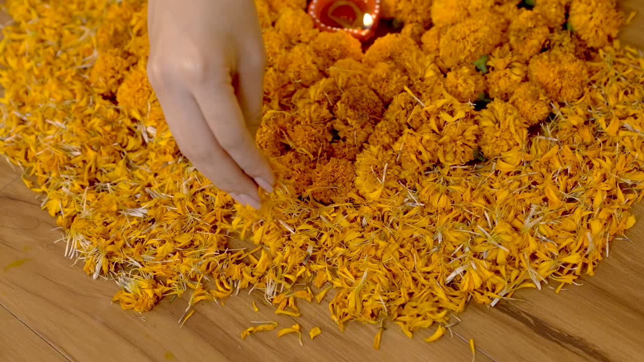 Ragazza indiana che crea un Rangoli
