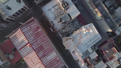 vista aérea de drones cerca de antenas de comunicación en la ciudad