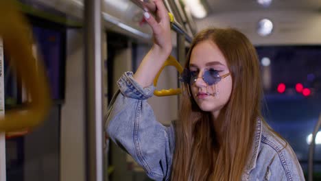 Mujer-Joven-Cansada-Y-Deprimida,-Elegante,-Se-Queda-Sola-En-El-Transporte-En-Autobús-Después-De-Un-Duro-Día-De-Trabajo,-Se-Queda-Dormida