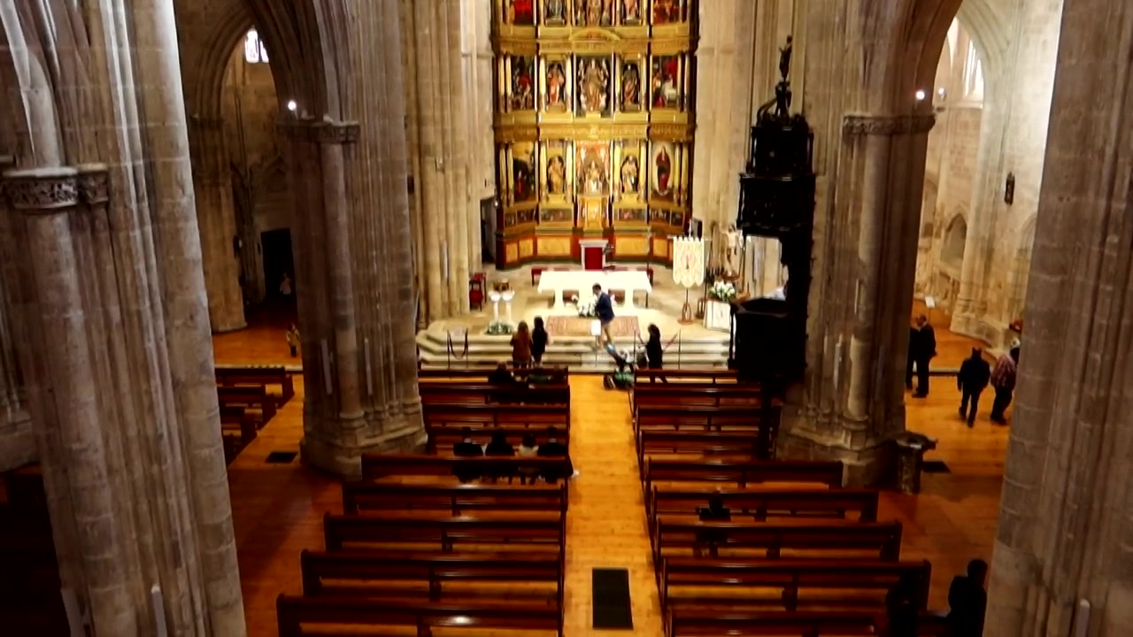 Interno della Chiesa di Santa Maria La Real a Burgos, Spagna. Inquadratura dall'alto con panoramica verticale verso il basso.