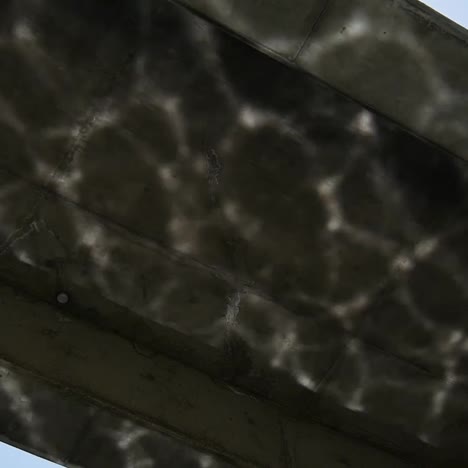 reflejo del agua en el puente de hormigón. tiro artístico
