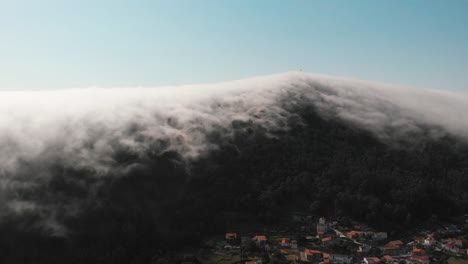 Eine-Wunderschöne-Decke-Aus-Linsenförmigen-Wolken-Schwebt-Friedlich-über-Den-Bergen