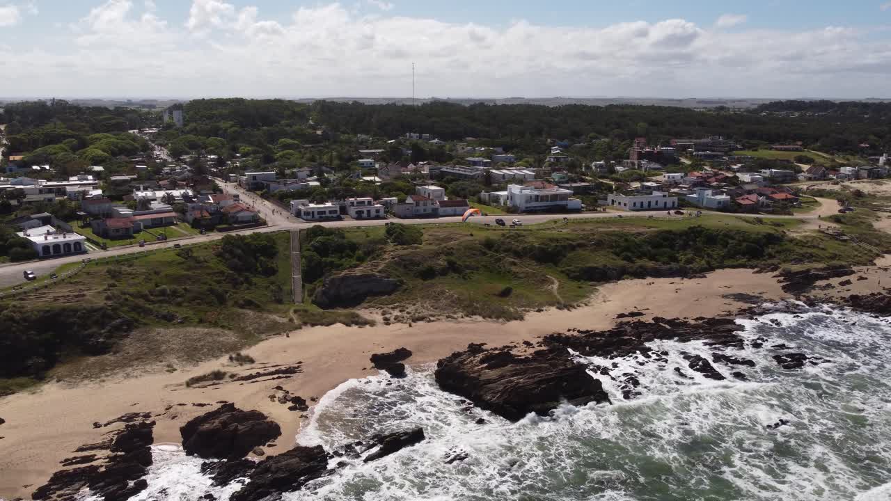 parapente aislado parapente en la playa de la pedrera en uruguay con paisaje urbano en segundo plano