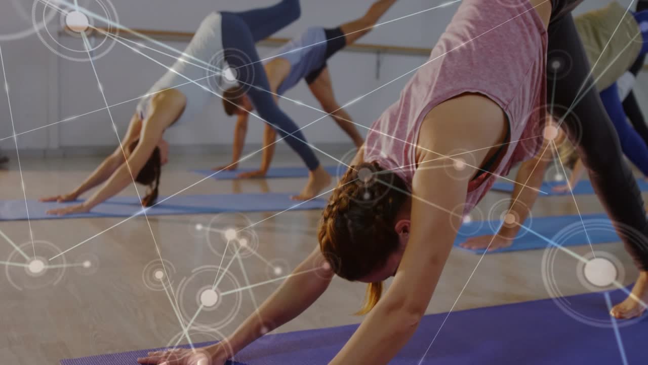 Donna in primo piano che passa a un sollevamento su una gamba sola su un tappetino viola, mentre nodi animati crescono guidando lo yoga