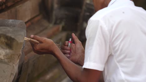 La-Gente-Enciende-Un-Manojo-De-Incienso-En-Un-Templo-Hindú-En-Bali