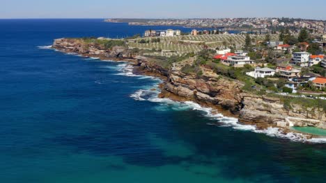 Vista-Panorámica-Del-Océano-Con-El-Cementerio-Waverley,-El-Suburbio-Costero-Y-Las-Playas-Durante-El-Día-En-Sydney,-Nsw,-Australia