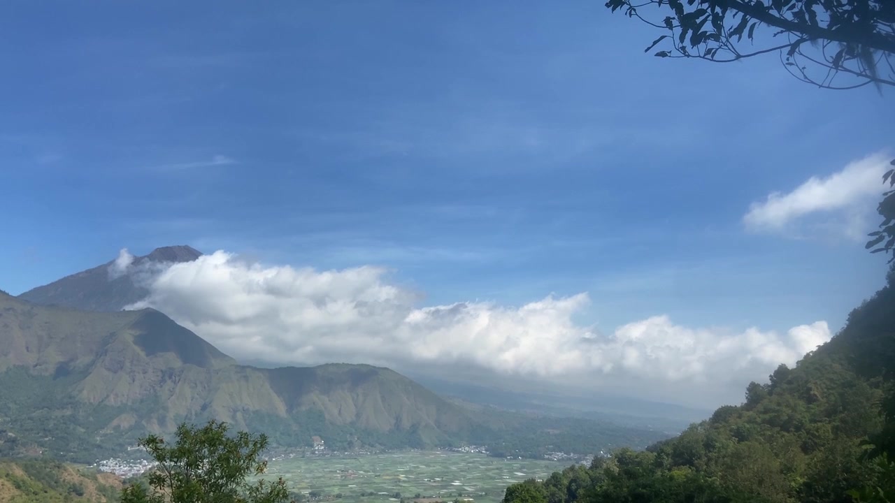 Pemandangan Panorama Lembah Gunung Subur dan Gunung Berapi di Bawah Langit Biru