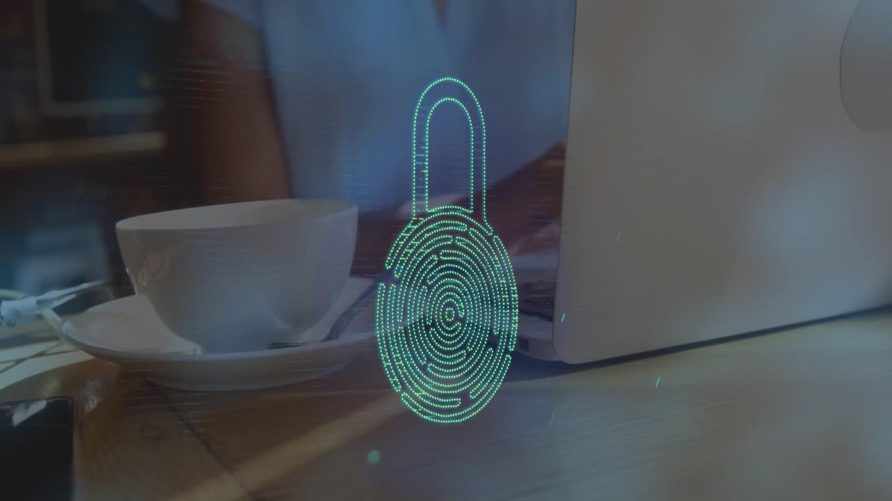 animación de llamaradas de lente, candado con huellas digitales en la sección media de una mujer caucásica trabajando en una computadora portátil.