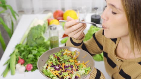 la mujer está a dieta y comiendo sano.