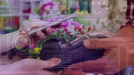 animación del procesamiento de datos sobre una mujer caucásica pagando con un teléfono inteligente
