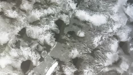 giro de orientación vertical sobre patrones intrincados en el hielo del lago
