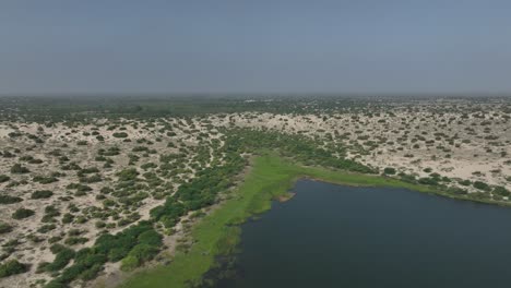 vista aérea del lago botar en el desierto blanco de sindh, pakistán