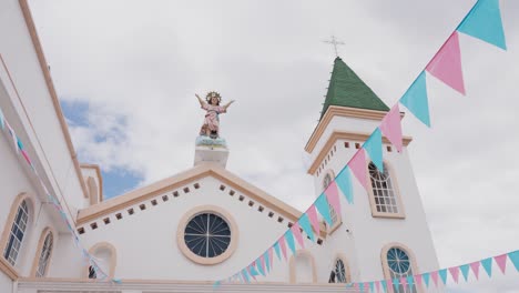 pequeña iglesia con el niño jesús en el techo