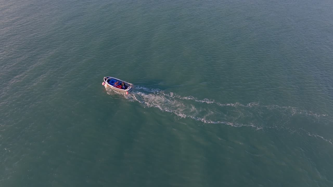дрон кинематографическая рыбацкая лодка на спокойном голубом море на медном побережье уотерфорд ирландия