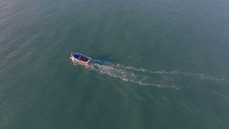 barco de pesca cinematográfico sin piloto en las calmas mares azules en la costa del cobre waterford irlanda