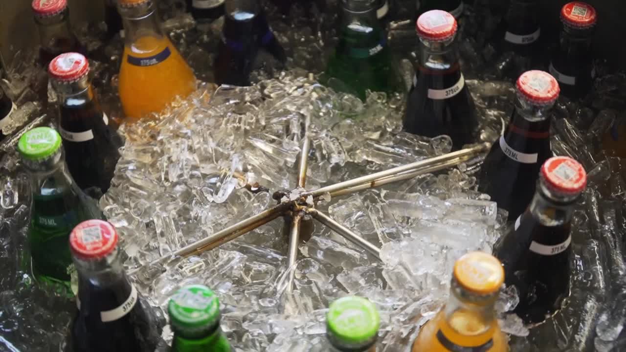 fabricante de lodo tailandés haciendo bebidas refrescantes frías en las calles de bangkok, tailandia