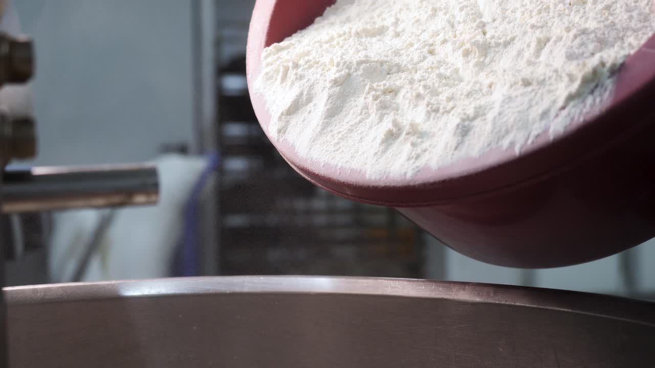 밀가루 를 는 그 에 부어 넣는 것