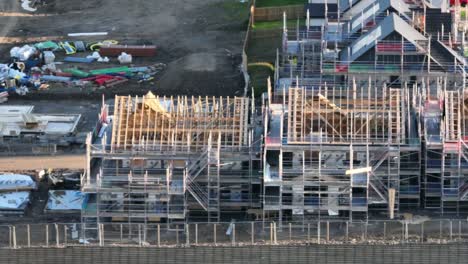 disparo de panorámica lenta que muestra varias casas siendo construidas en