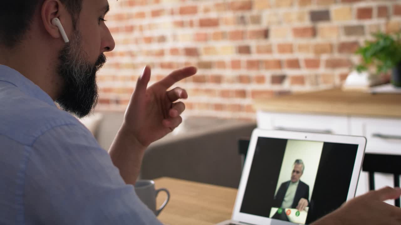 Uomo d'affari che lavora e fa una videochiamata al laptop