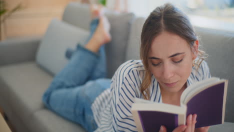 Frau-Liest-Buch-Studiert