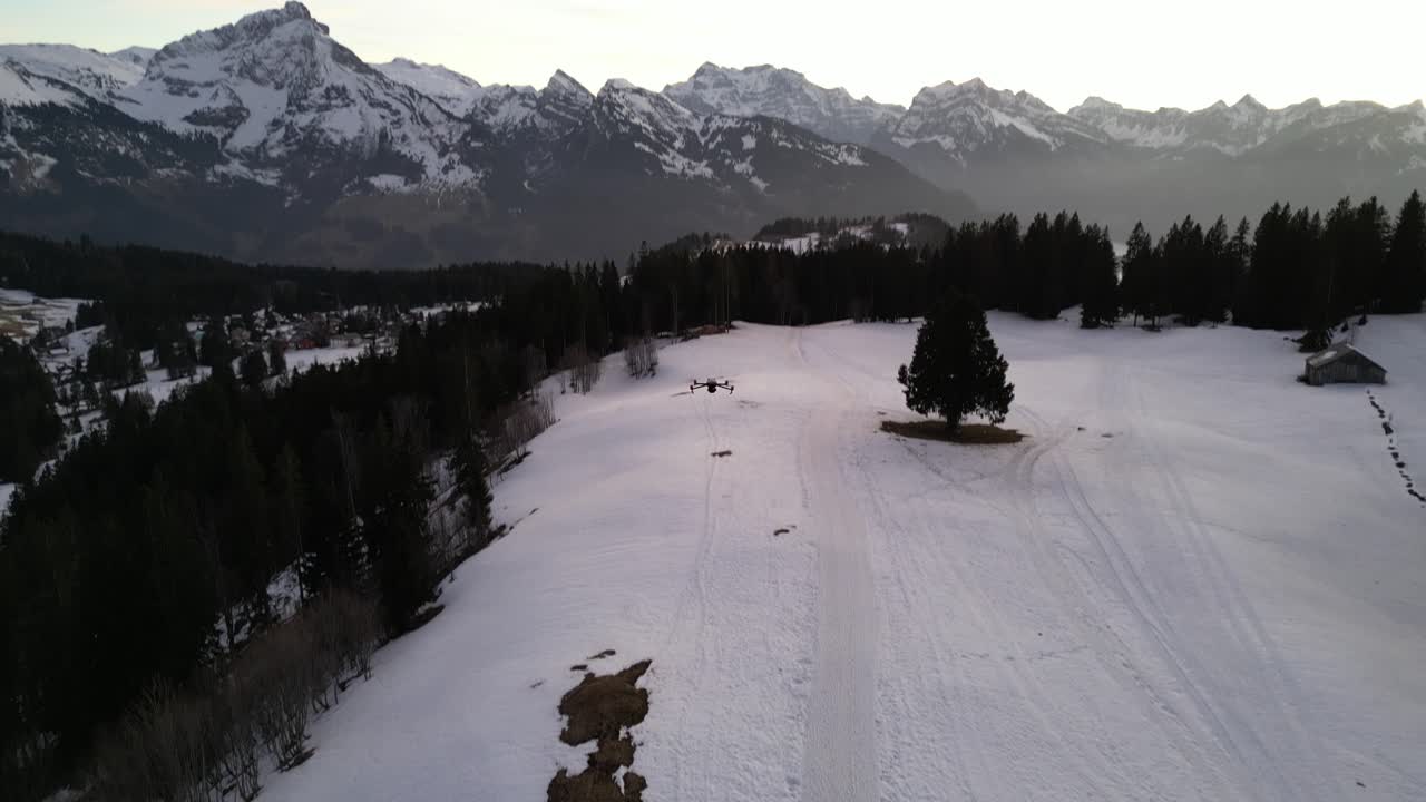 Amden Weesen Svizzera, il drone decolla nel cielo colorato dopo il tramonto.