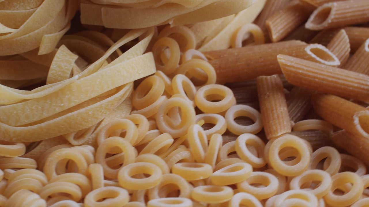 Panoramica ravvicinata di diverse forme di pasta secca