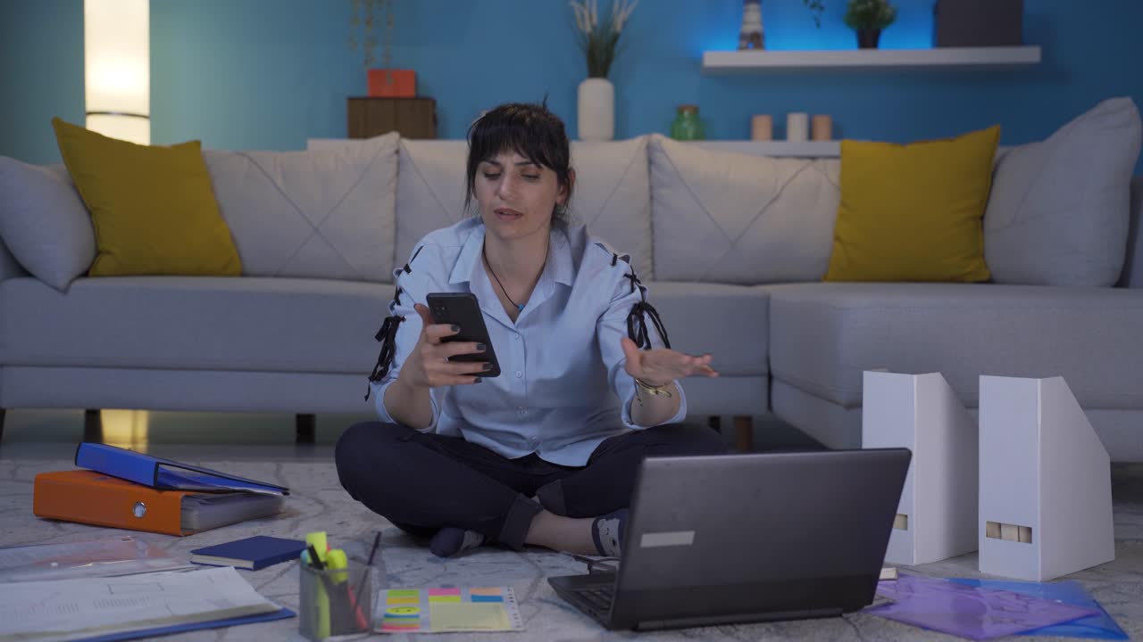 Mulher freelancer dançando feliz e divertida em casa.