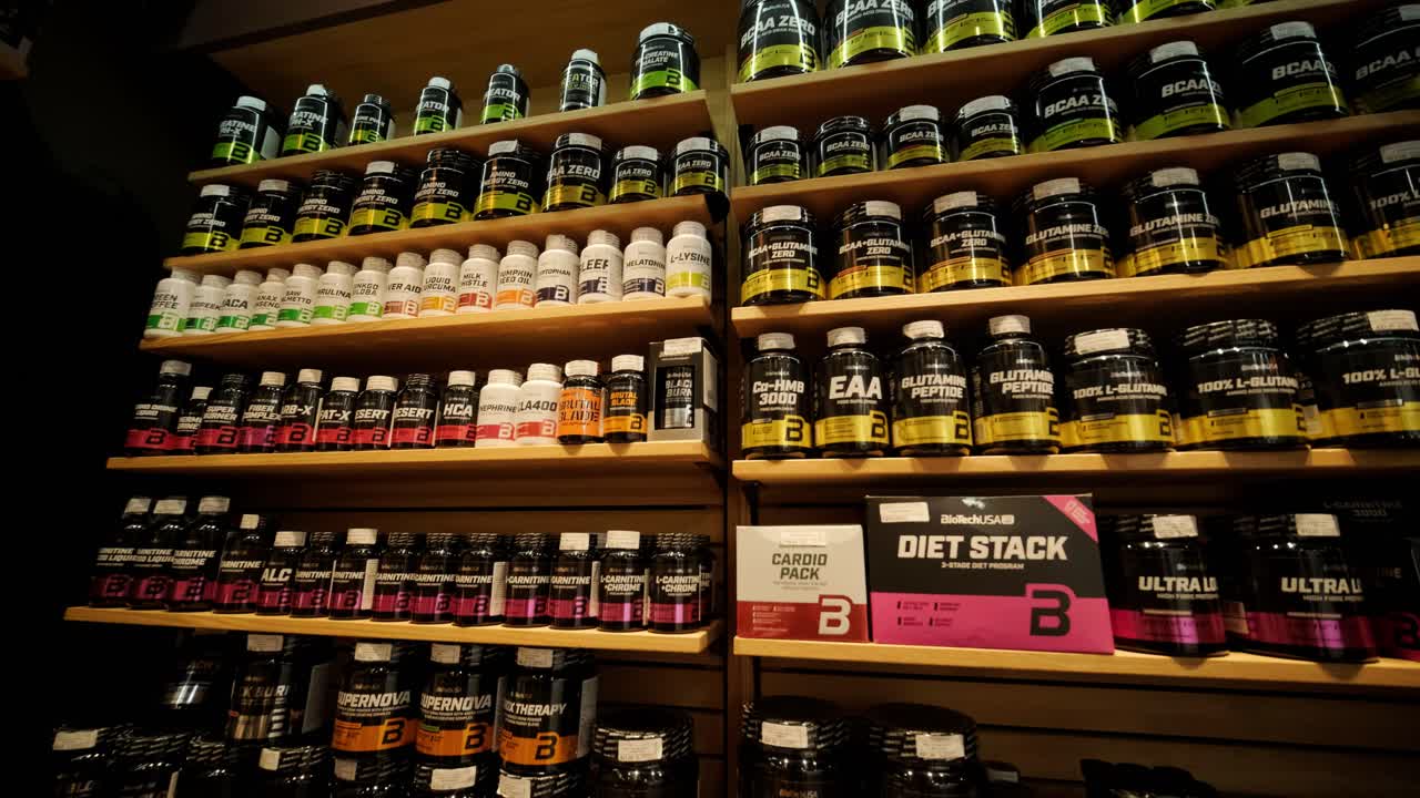 interior de la tienda de nutrición deportiva con una gran selección de suplementos nutricionales.