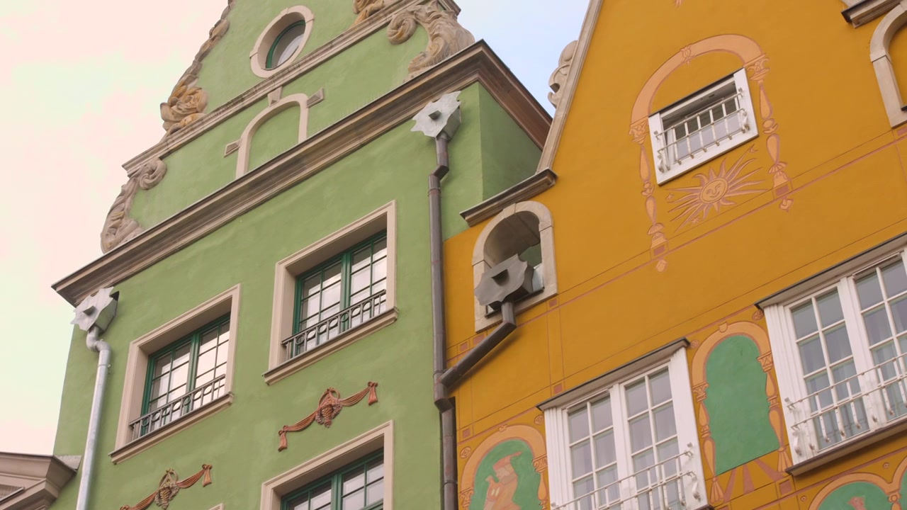 Tomada de ângulo baixo da colorida arquitetura polonesa de edifícios na cidade de Gdansk, na Polônia, num dia enevoado