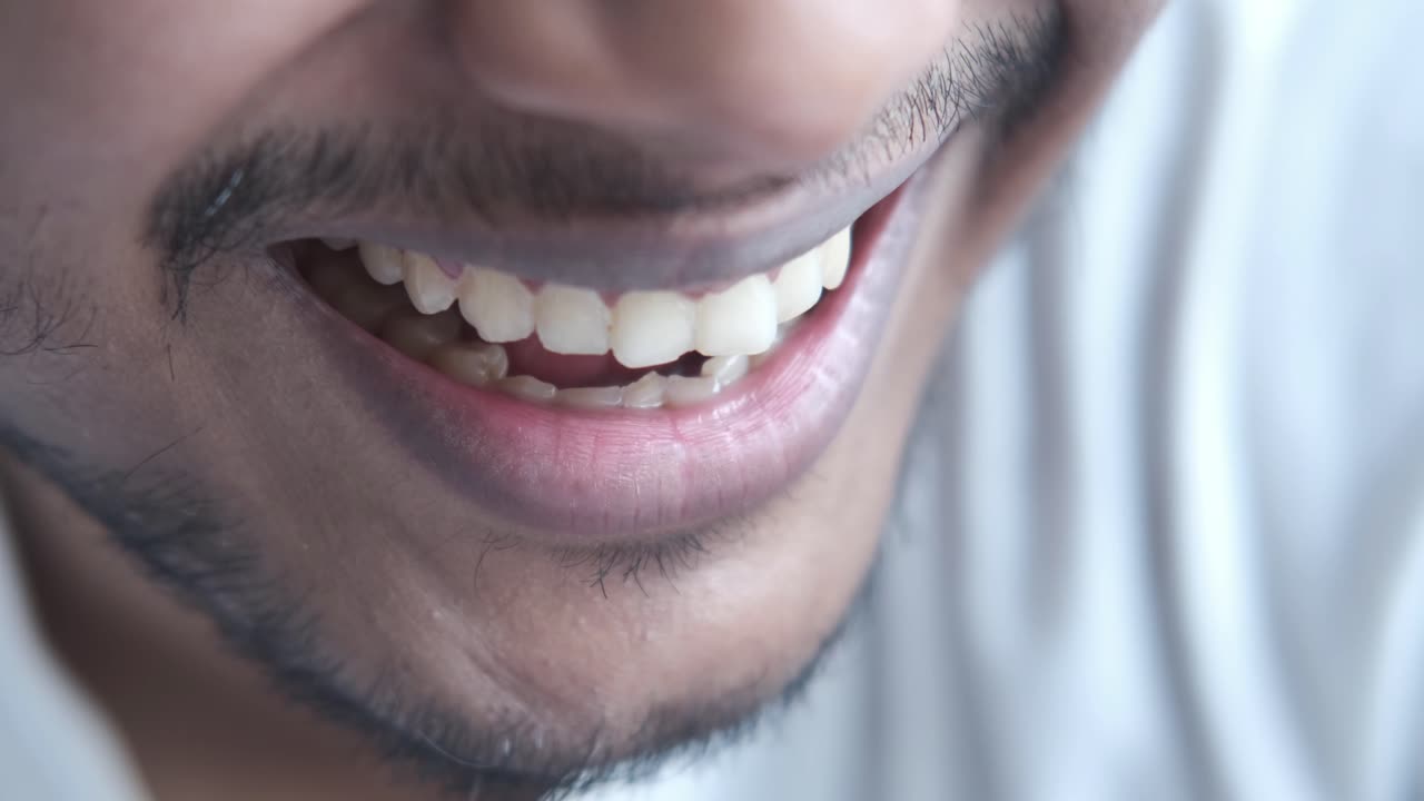 primer plano de un hombre sonriente