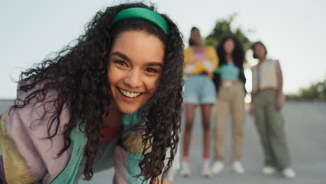 mujer, selfie y amigos al aire libre con moda