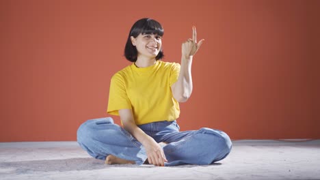 la mujer mirando a la cámara con una idea.