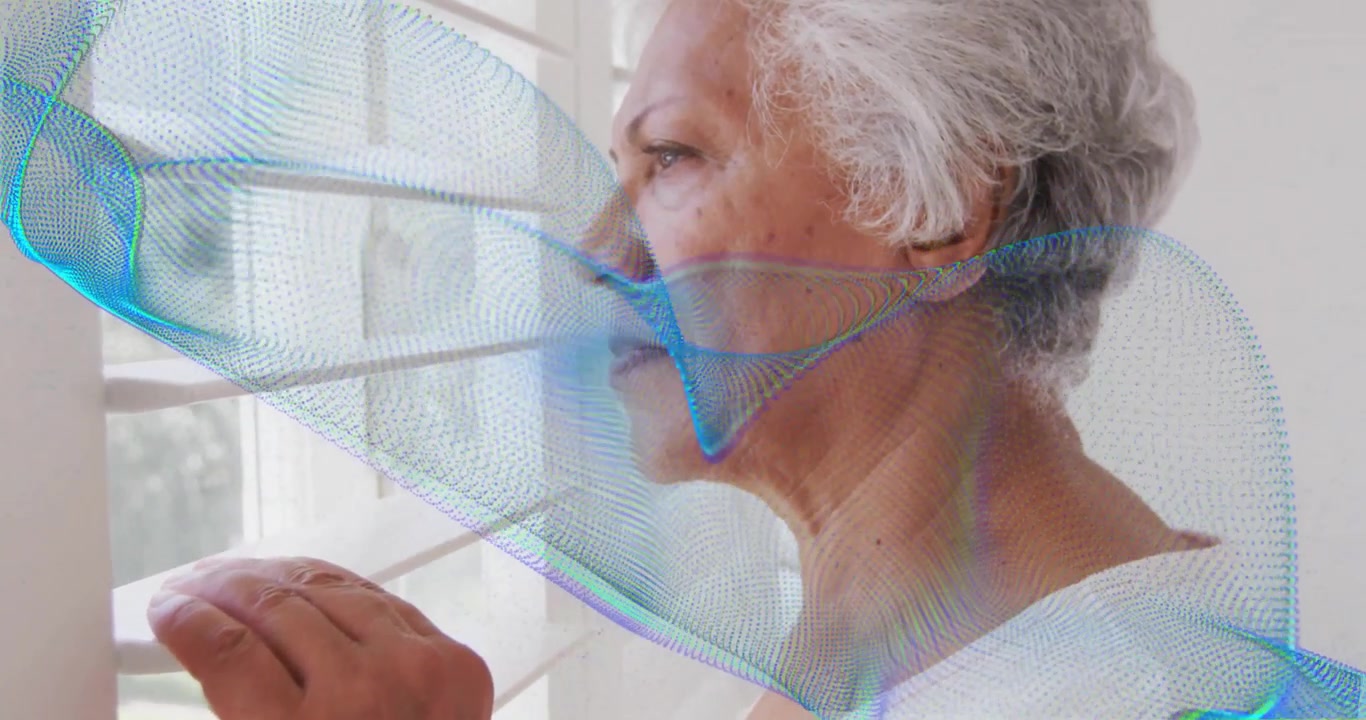 Donna anziana che solleva una lamella della tapparella, sbirciando fuori mentre una rete tecnologica mostra il flusso d'aria intorno al viso.
